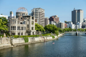 広島原爆ドームと川